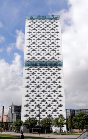 The Renaissance Barcelona Fira Hotel has an all-white facade, except on the north side, which is black. The hotel windows are in the shape of palm fronds. The vertical garden in the building's interior, which is planted with 300 palm trees, picks up the design theme.<strong>Architects</strong>: Ateliers Jean Nouvel; Ribas & Ribas Asociados