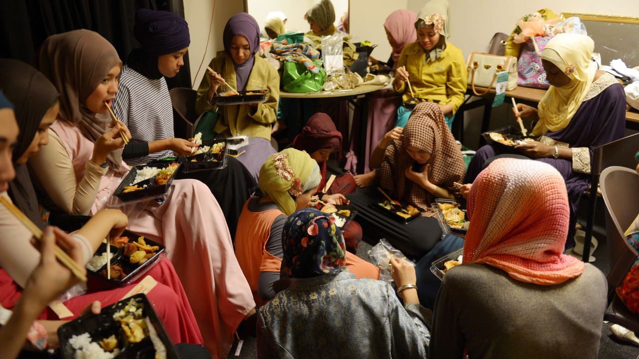 Contestants eat dinner together before the competition.