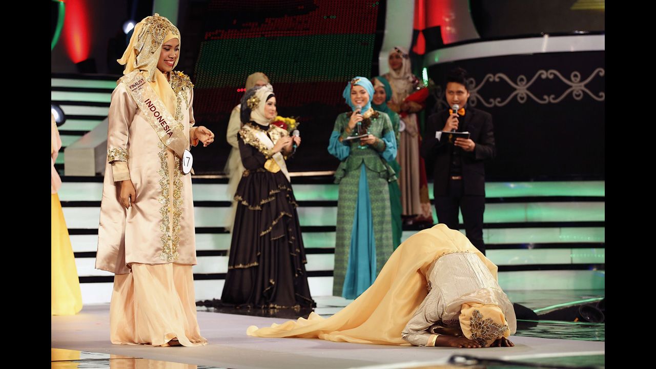 Obabiyi Aishah Aijbola from Nigeria falls to her knees after being named World Muslimah 2013.
