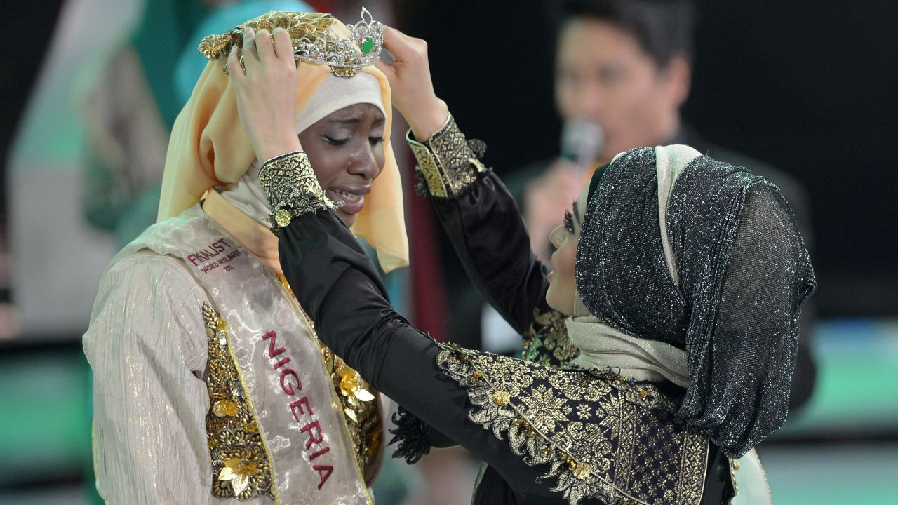 Ajibola is crowned by Nina Septiani, World Muslimah 2012 winner.