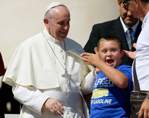 La popularidad del papa se ha extendido entre adultos y niños.