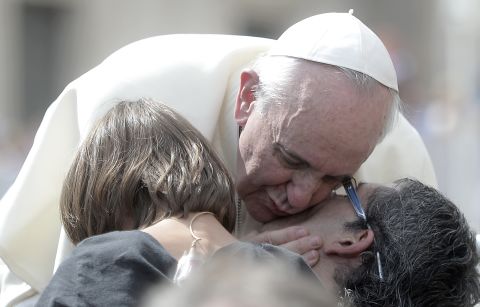 La ternura y entrega del papa a la gente asombra a todo el mundo.
