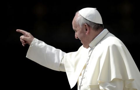 "El primer Papa no europeo en 1.200 años está determinado a transformar un lugar que mide el cambio por siglos", señala la revista Time.