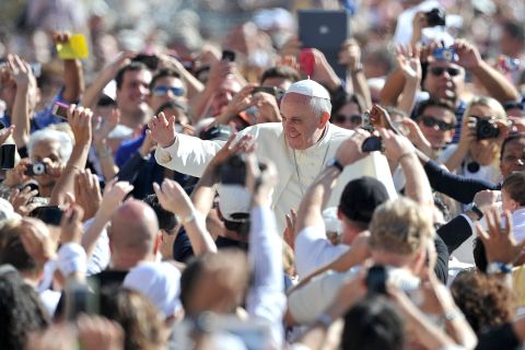 A su paso, multitudes aclaman al Papa Bergoglio.