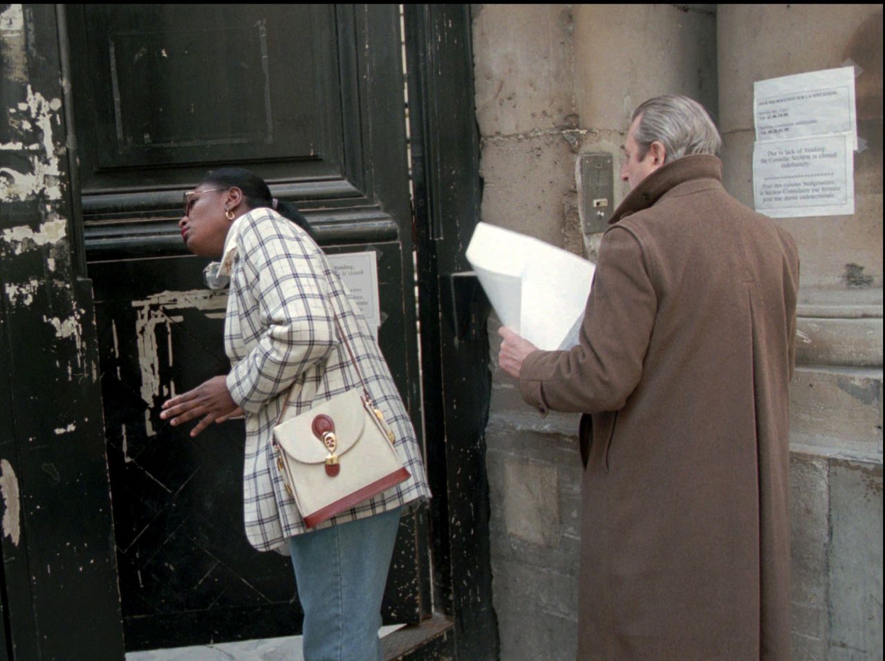 People trying to apply for visas at the U.S. consulate in Paris on January 5, 1996, are told that the building is closed because of the U.S. budget crisis.