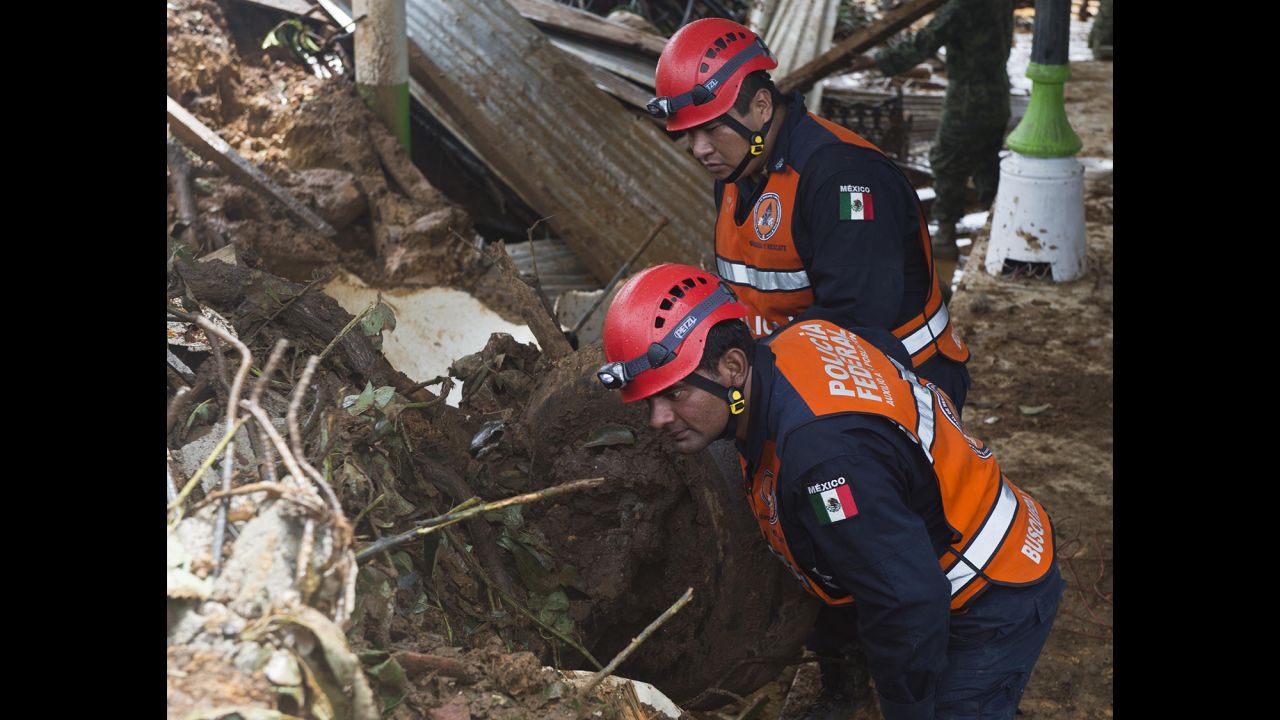 Officers with the Federal Police search for bodies at the landslide in La Pintada on September 19.