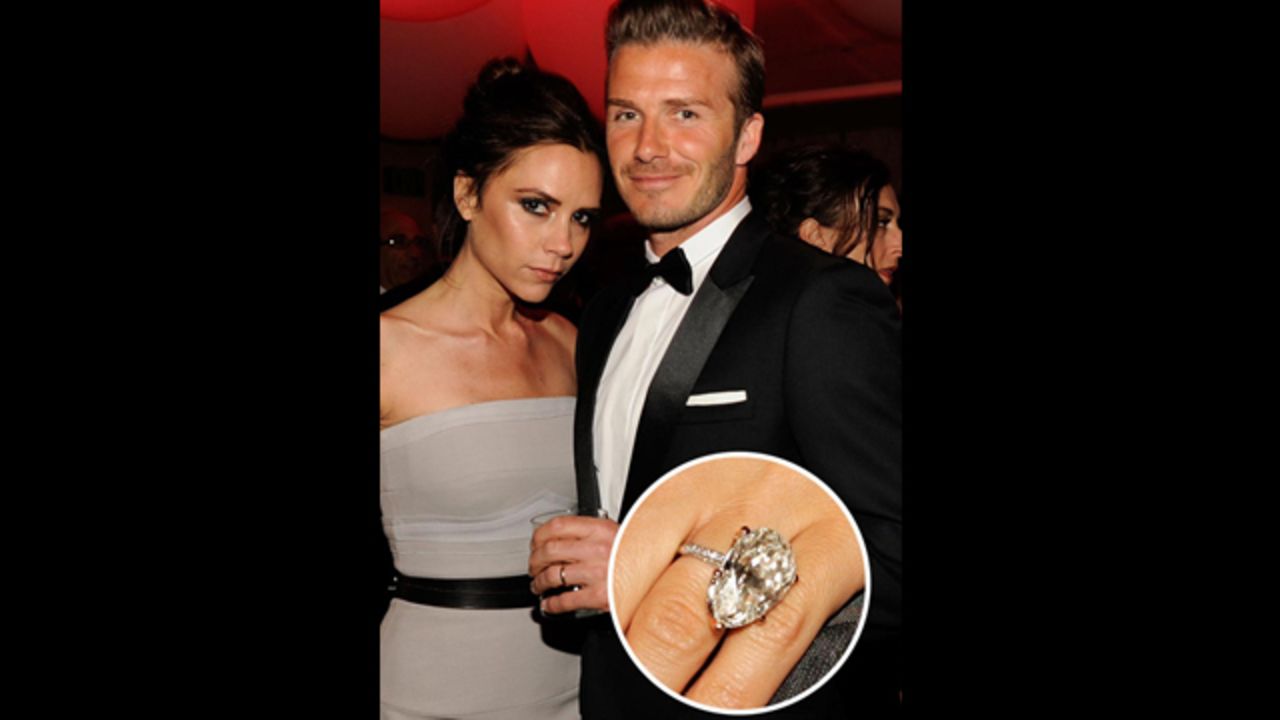 El futbolista David Beckham selló su compromiso con su esposa Victoria Beckham con este enorme anillo de compromiso con diamantes incrustados.<br />