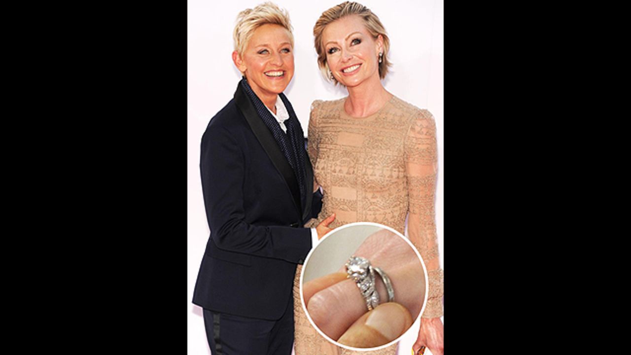 Ellen DeGeneres propuso matrimonio a Portia de Rossi en 2008 con anillo de diamante de Neil Lane de tres kilates mientras ambas daban de comer a su pez mascota.