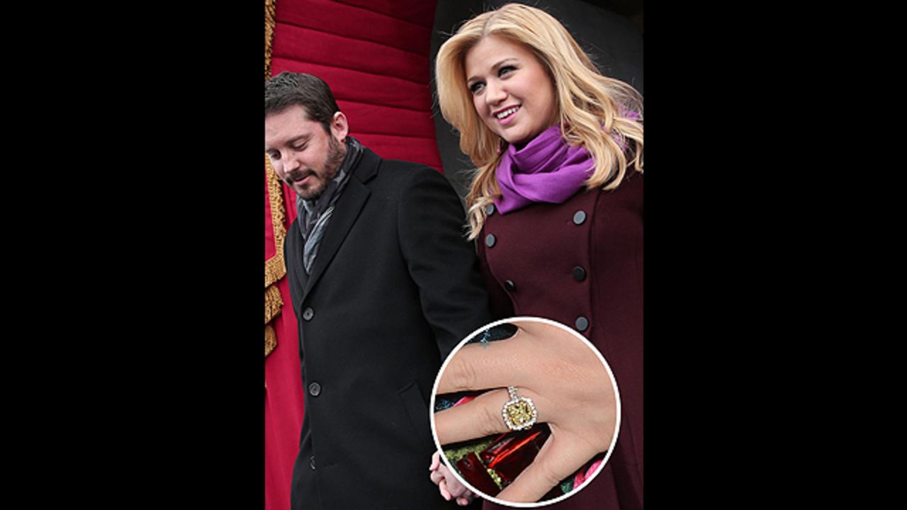 The recently engaged Kelly Clarkson said "yes" after she was presented with this huge yellow diamond ring.<br />