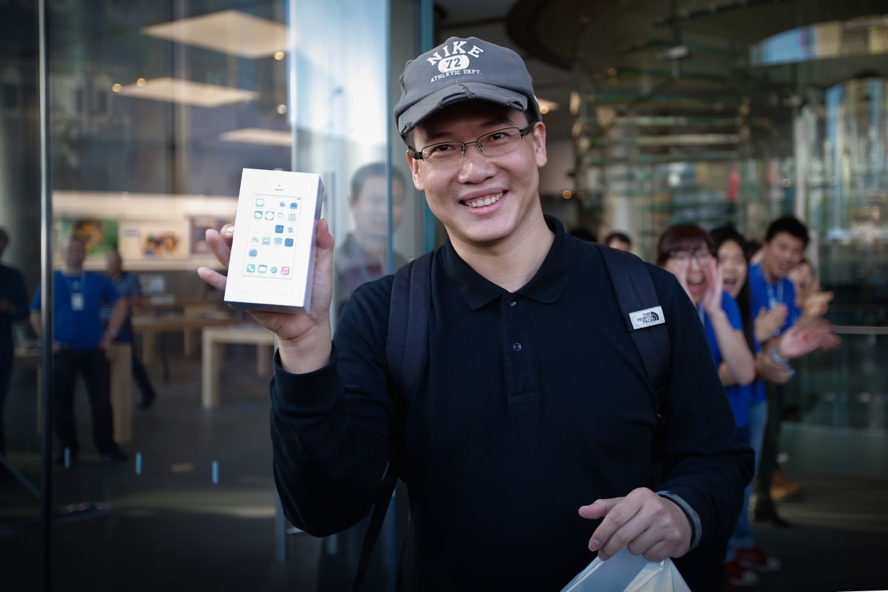 La "iPhonemanía" se desató este viernes con la salida a venta de los nuevos iPhones 5S y 5C. Fanáticos de la "Manzana" hicieron largas filas para comprar su teléfono y expresaron sus emociones cuando salieron con él en las manos.