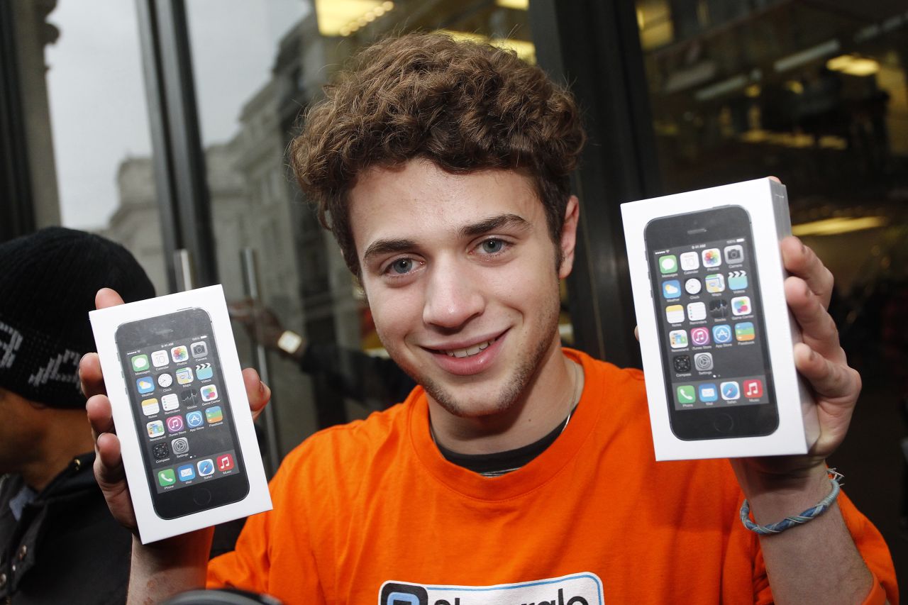La "iPhonemanía" se desató este viernes con la salida a venta de los nuevos iPhones 5S y 5C. Fanáticos de la "Manzana" hicieron largas filas para comprar su teléfono y expresaron sus emociones cuando salieron con él en las manos.
