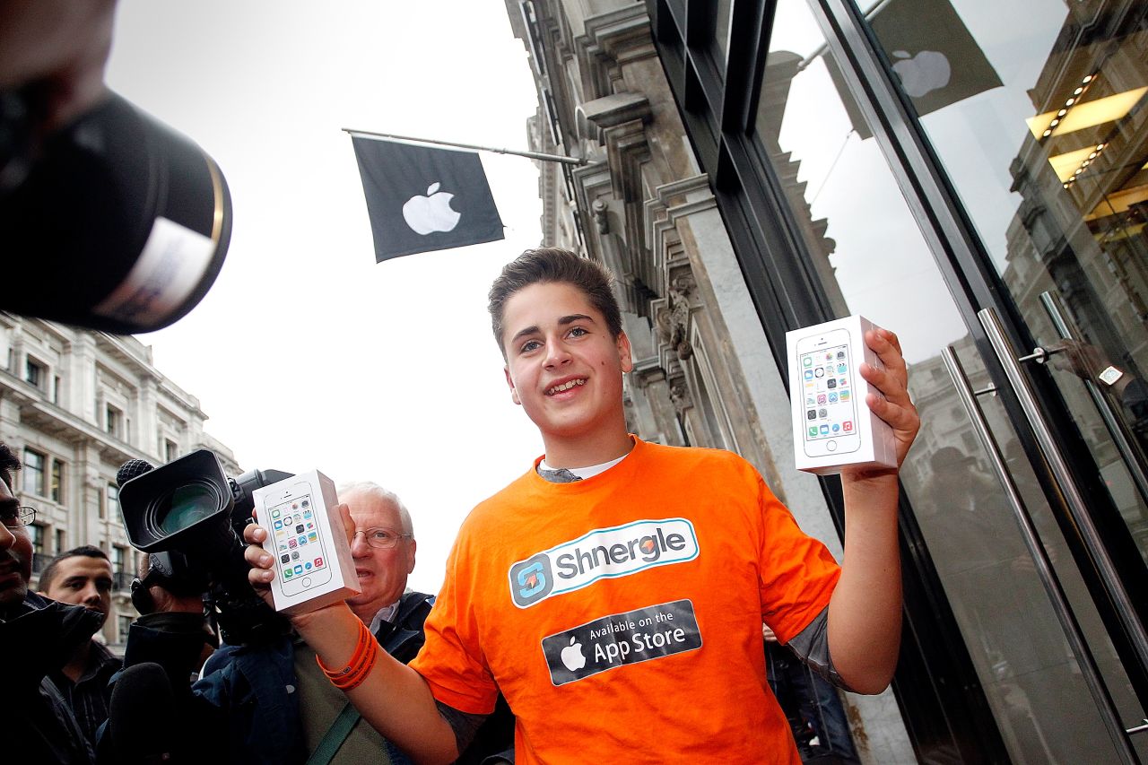 La "iPhonemanía" se desató este viernes con la salida a venta de los nuevos iPhones 5S y 5C. Fanáticos de la "Manzana" hicieron largas filas para comprar su teléfono y expresaron sus emociones cuando salieron con él en las manos.