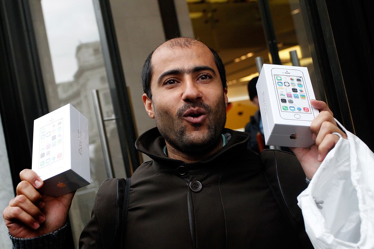 La "iPhonemanía" se desató este viernes con la salida a venta de los nuevos iPhones 5S y 5C. Fanáticos de la "Manzana" hicieron largas filas para comprar su teléfono y expresaron sus emociones cuando salieron con él en las manos.