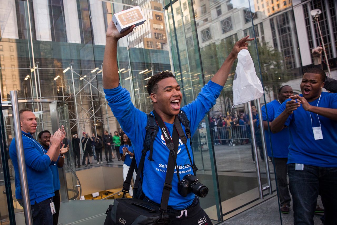 La "iPhonemanía" se desató este viernes con la salida a venta de los nuevos iPhones 5S y 5C. Fanáticos de la "Manzana" hicieron largas filas para comprar su teléfono y expresaron sus emociones cuando salieron con él en las manos.