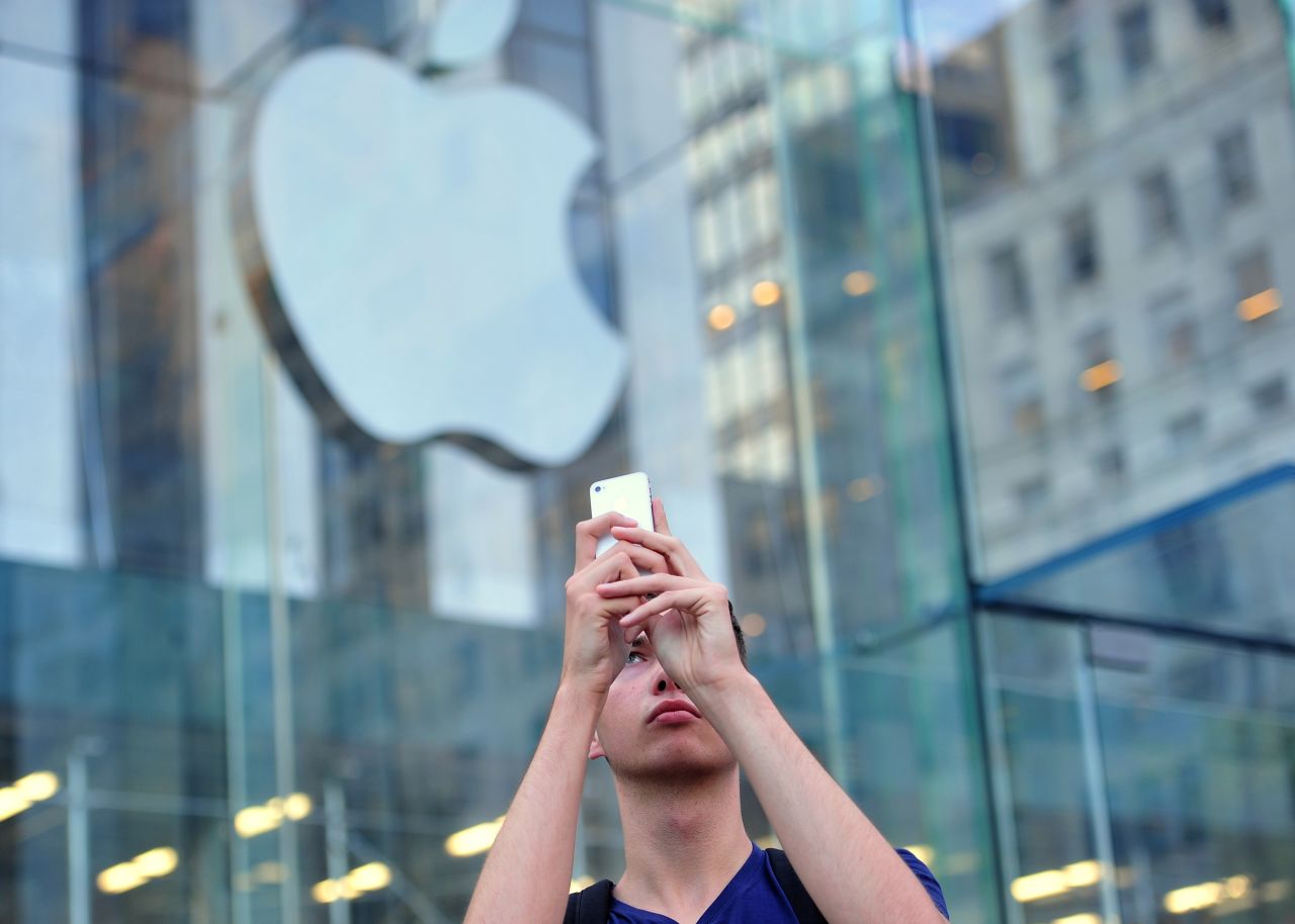 La "iPhonemanía" se desató este viernes con la salida a venta de los nuevos iPhones 5S y 5C. Fanáticos de la "Manzana" hicieron largas filas para comprar su teléfono y expresaron sus emociones cuando salieron con él en las manos.