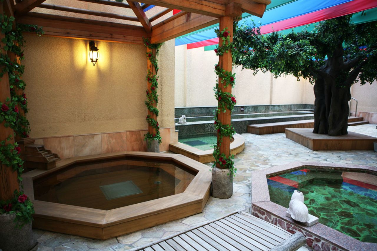 All jjijilbang have different pools. Water temperature ranges from arctic cold to molten hatefulness.