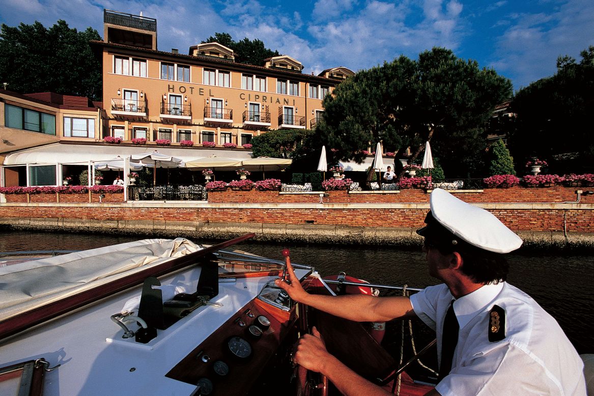 James Bond interpretado por Daniel Craig atraca su yate en la marina privada de este hotel en 'Casino Royale'. El equipo de producción ocupó el restaurante del Cipriani para filmar esta escena, y partes de la terraza aparecen en la cinta.