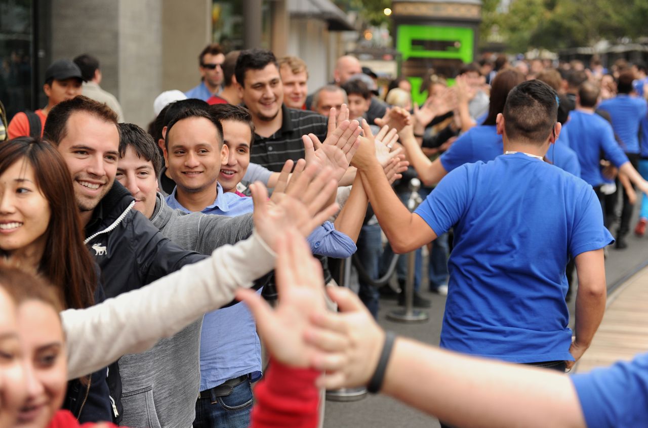 La "iPhonemanía" se desató este viernes con la salida a venta de los nuevos iPhones 5S y 5C. Fanáticos de la "Manzana" hicieron largas filas para comprar su teléfono y expresaron sus emociones cuando salieron con él en las manos.