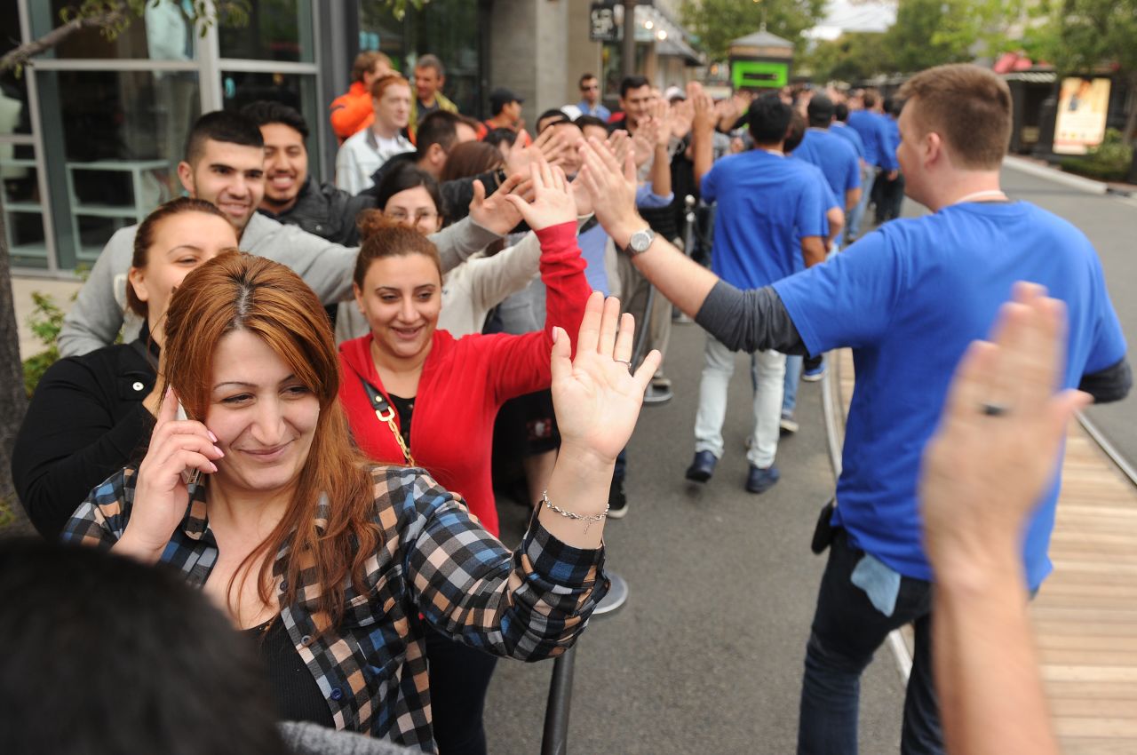 La "iPhonemanía" se desató este viernes con la salida a venta de los nuevos iPhones 5S y 5C. Fanáticos de la "Manzana" hicieron largas filas para comprar su teléfono y expresaron sus emociones cuando salieron con él en las manos.