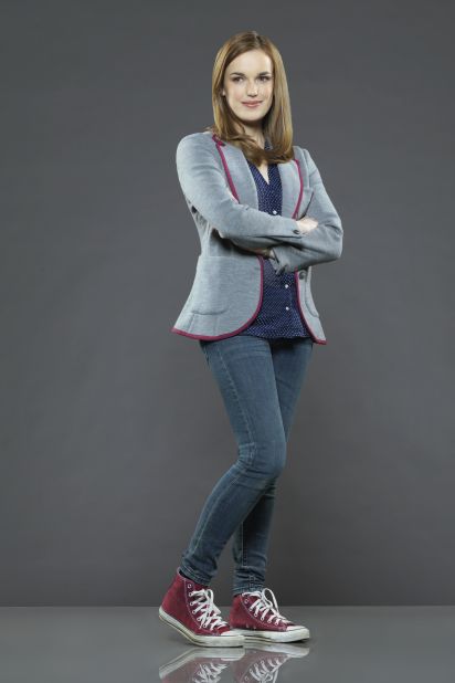 The other half of S.H.I.E.L.D.'s version of the "Wonder Twins" is science expert Agent Jemma Simmons, played by Elizabeth Henstridge. 
