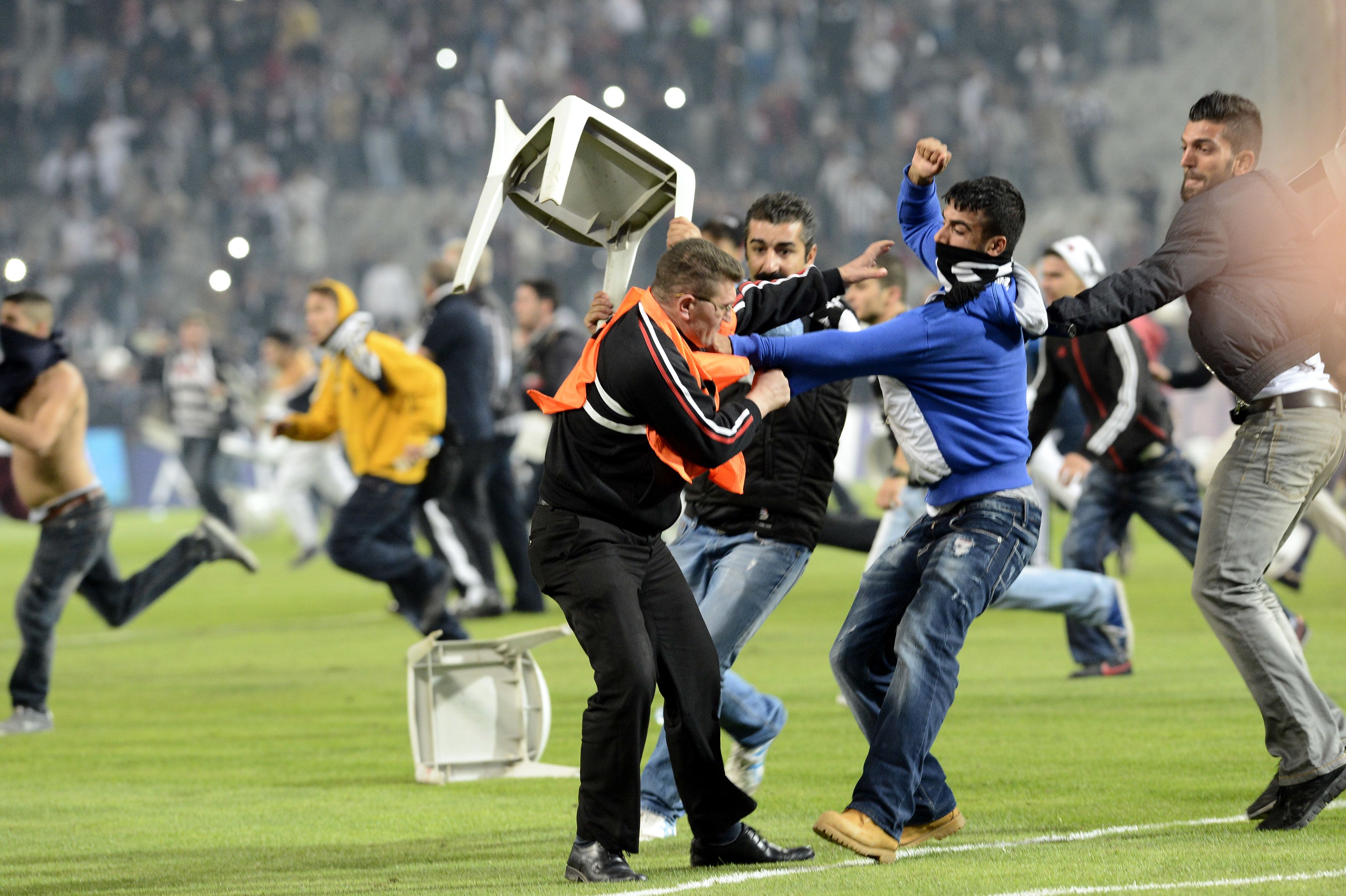 Besiktas, Galatasaray ends in violence