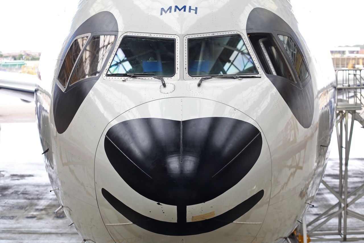 Al parecer, los osos pueden volar. Un avión de British Airways luciendo las facciones de un panda tomó vuelo esta semana para marcar el lanzamiento de una nueva ruta aérea entre Londres y Chengdu, China. Haciendo honor a la creencia china de que el número ocho trae buena fortuna, el vuelo China-Londres será el BA88. Pero British Airways no es la primera aerolínea en colocar un avión panda en el cielo. Observa la galería y descubre quiénes fueron los pioneros.