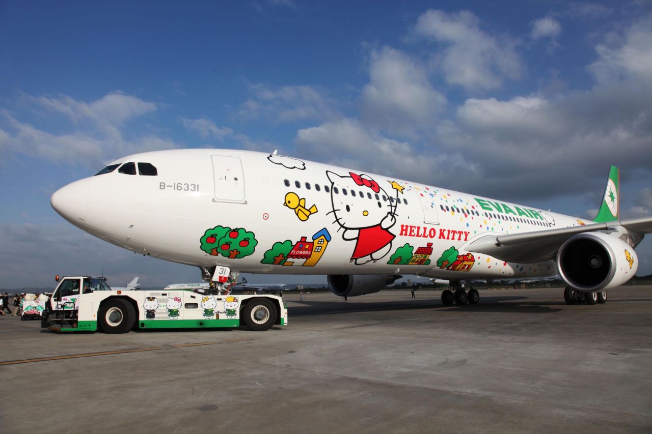 La aerolínea tailandesa EVA Air lanzó la semana pasada su primer jet de larga distancia (para unir Taipei y Los Ángeles) adornado con la icónica caricatura. El tema de Hello Kitty está presente en los uniformes de la tripulación, los vasos de café, los apoyacabezas, la comida y los rollos de papel.<br />