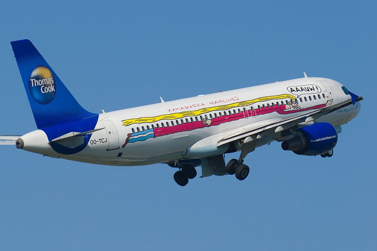 La mayoría de las compañías celebran aniversarios con fiestas empresariales con barra libre, pero cuando Thomas Cook Airlines Belgium cumplió cinco años, en 2007, la aerolínea le encargó al cómico belga Kamagurka que rediseñara uno de sus aviones.<br />