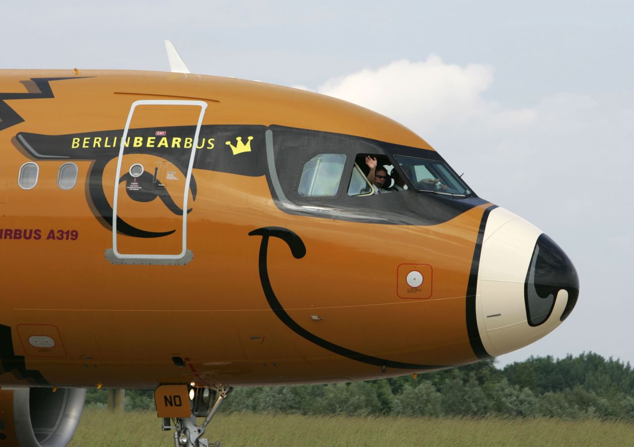 El escudo de armas de Berlín (un oso pardo vistiendo una corona) inspiró el diseño Bearbus Germanwings, creado para celebrar el lanzamiento de las operaciones de la aerolínea fuera del aeropuerto Schönefeld de la capital alemana.<br />