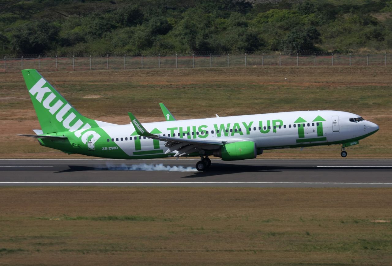 Entre algunas de las curiosas libreas de los aviones de la sudafricana Kulula Airlines está el Flying 101, con flechas señalando las varias partes del avión, y otro adornado con un bigote para celebrar el mes de concientización sobre el cáncer de próstata.<br />