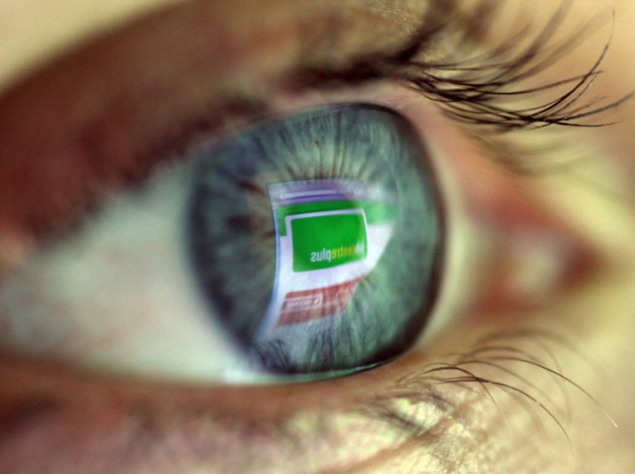 Ya sabemos que no es una buena idea inhalar condones. Tampoco lo es lo que en Estados Unidos denominan "eyeballing", o consumir alcohol por los ojos. No te emborrachas más rápido de esta forma y puede provocarte cicatrices y problemas de visión.