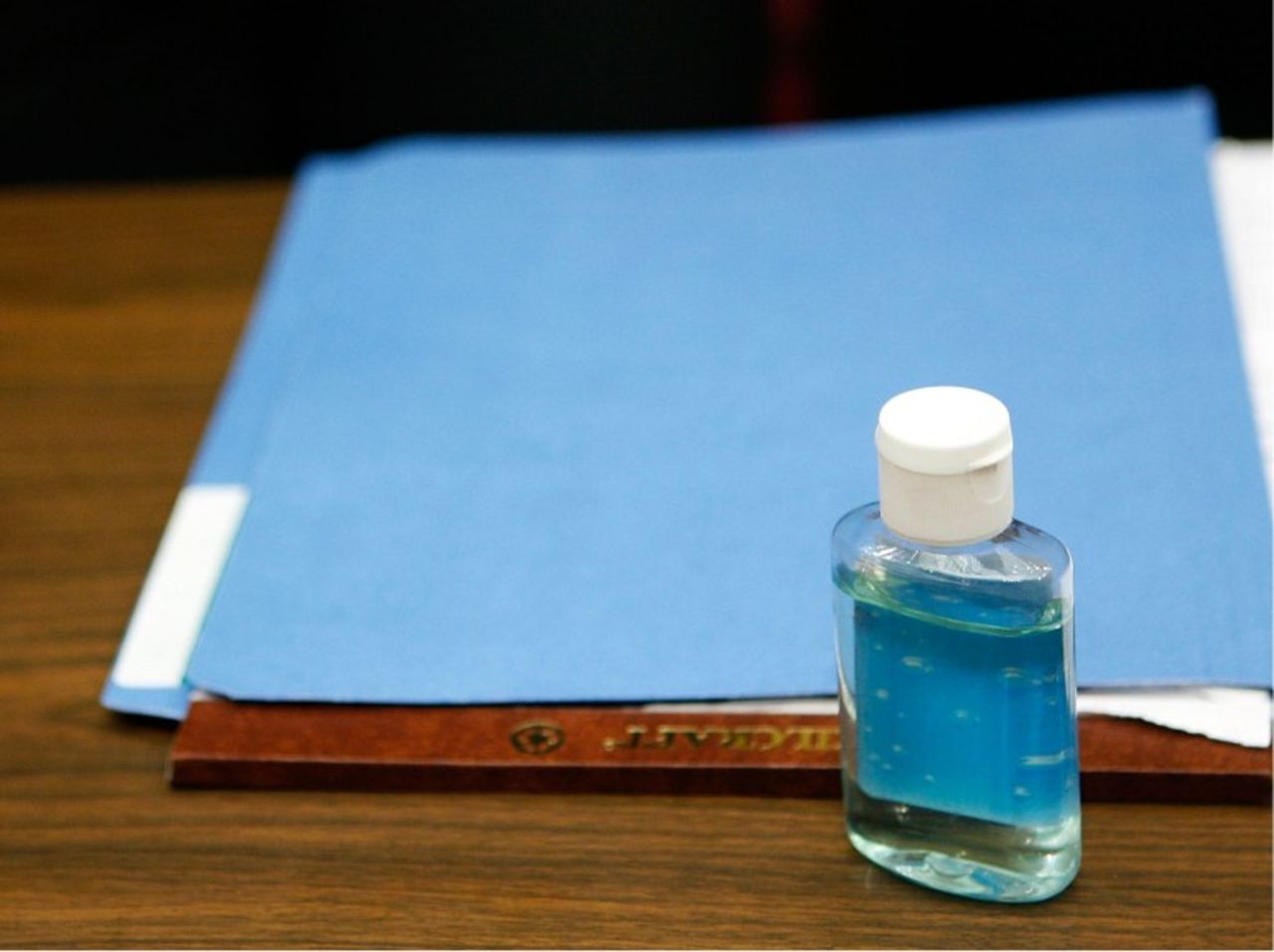 Esta pequeña botella azul para desinfectarse las manos puede ser una fuente de alcohol de alto octanaje. Videos en YouTube les enseñan a los adolescentes cómo destilar el alcohol del producto.