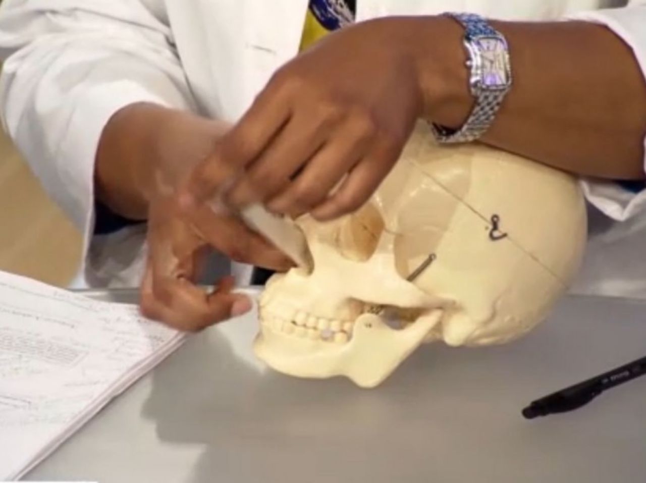 Sí, has leído bien. Los adolescentes están aspirando condones por la nariz y expulsándolos por la boca. La realidad es que podrías ahogarte con esta ridícula práctica.