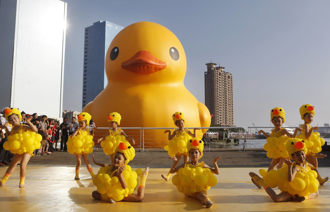¿Qué es más lindo que un patito de hule? Un pato de hule gigante rodeado de fanáticos jóvenes que bailan.