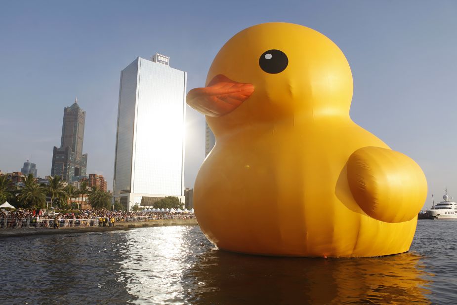 The famed yellow bird arrived in Taiwan in September. It was docked at Kaohsiung City until October 20, before floating to Taoyuan, then Keelung in northern Taiwan. Eleven days after  arriving in Keelung City Harbor, the duck burst. 