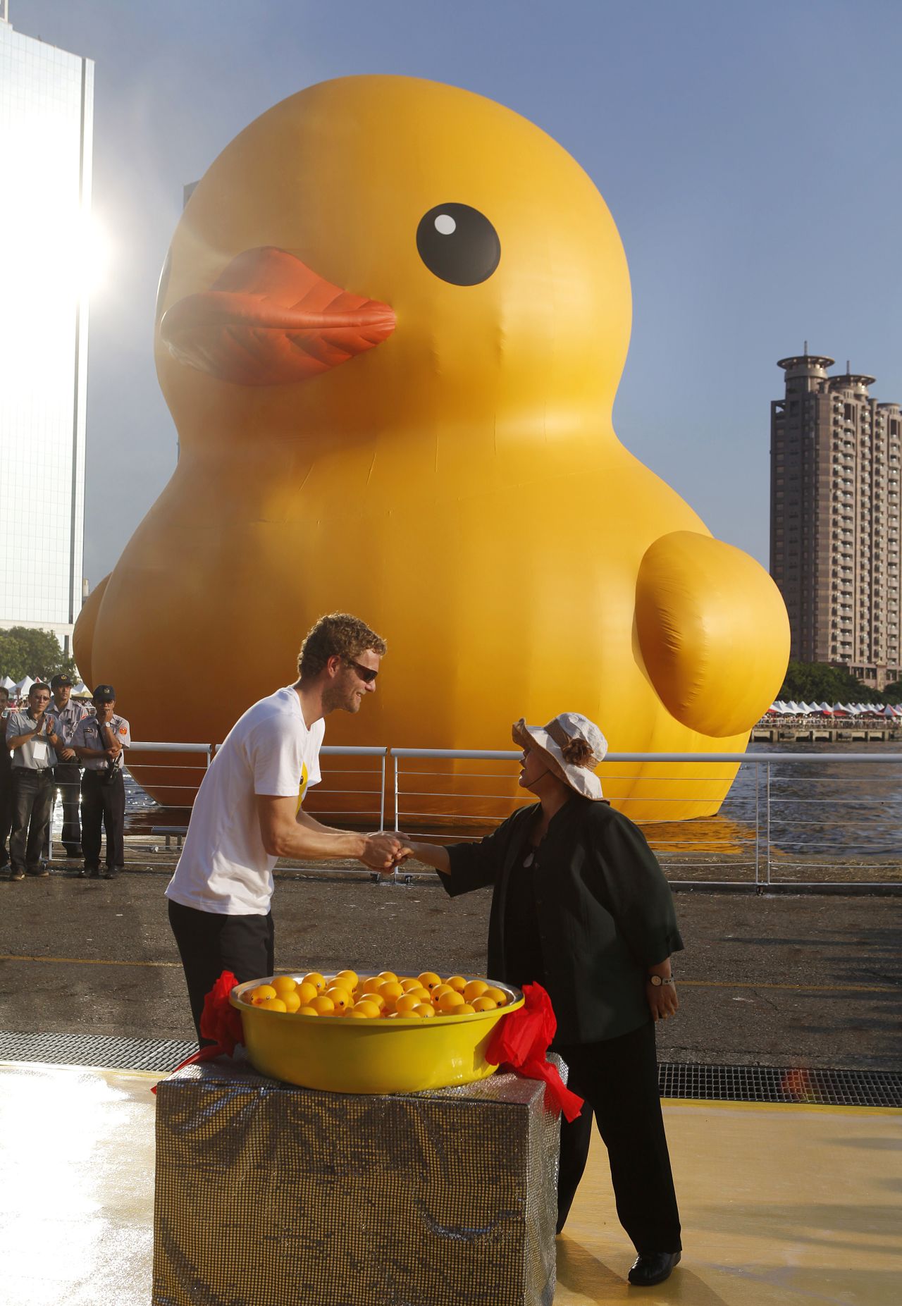 Hofman shakes hands with Kaohsiung City Mayor Chen Chu ... The Dutch artist's month-long exhibition is expected to rake in more than $30 million.