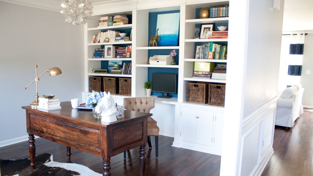 <a href="http://ireport.cnn.com/docs/DOC-1035353">Kelly Marzka</a> confesses she has a "thing" for brass animals, so the duck bookends and elephant figurine really stand out in her bookcase <a href="http://www.viewalongtheway.com/" target="_blank" target="_blank">decor</a>. Want to find out how she finds her other bookcase decorations? Ask her in the comments section below.