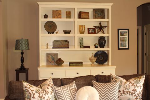 <a href="http://ireport.cnn.com/docs/DOC-1036911">Tiffani Stutzman's </a>decorated bookshelf is full of items that have special meaning to her, including the wooden box her brother carved. To learn more about her shelf <a href="http://blog.tiffanistutzmandesign.com/" target="_blank" target="_blank">decorating philosophy</a>, ask Stutzman in the comments section.