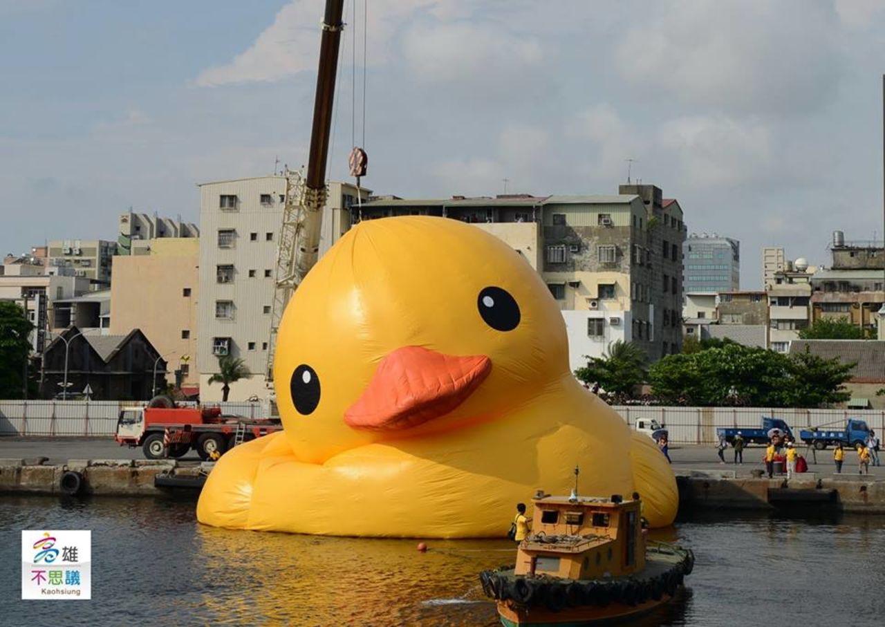 The Kaohsiung duck team is using a new kind of air pump to inflate the rubber duck in just seven minutes -- the job normally takes more than an hour, according to Zeno Lai, the Kaohsiung City Government Information Bureau's director general.