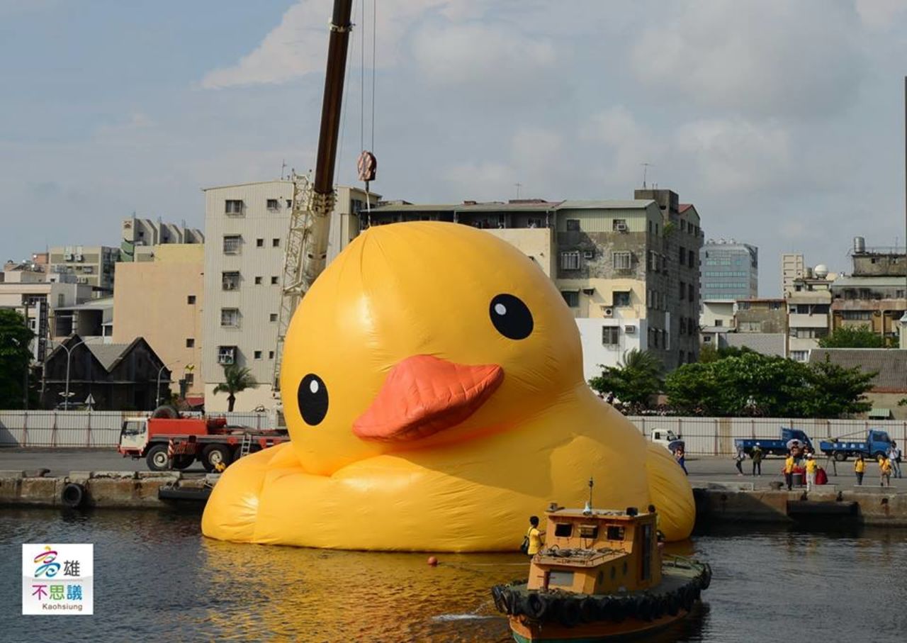 La obra del artista holandés Florentijn Hofman recibió mucha atención en la ciudad de Kaohsiung.