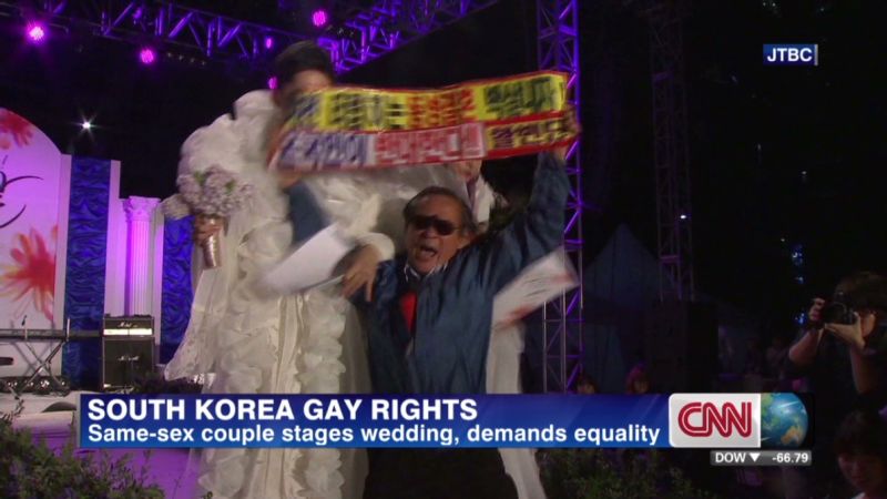 Same-sex couple stages wedding in South Korea