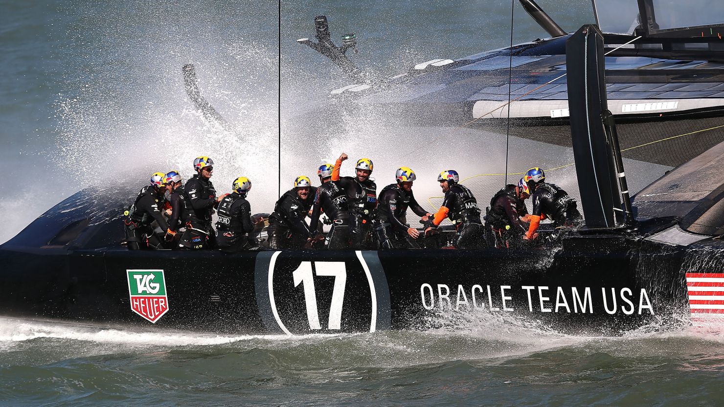 Oracle Team USA,skippered by James Spithill,celebrates after leveling the series with Emirates Team New Zealand.
