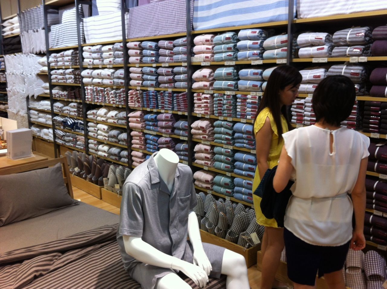 The store's no-brand policy apparently extends to its faceless mannequins. 