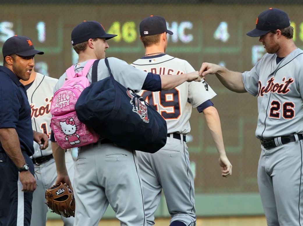 El lanzador Adam Wilk (número 58) de los Detroit Tigers de la MLB lleva una mochila Hello Kitty durante un partido de 2011 en Arlington, Texas.