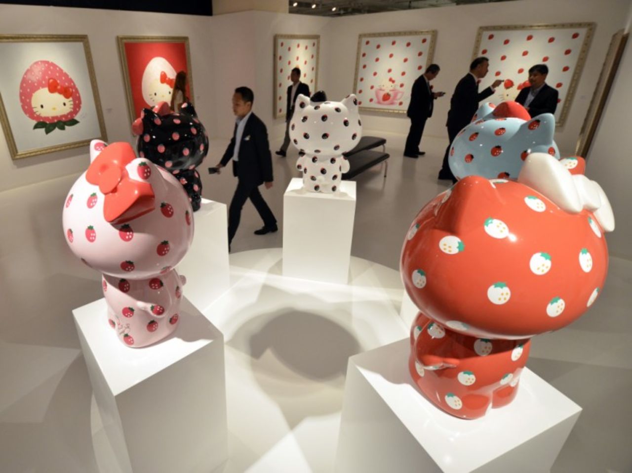 Los visitantes observan pinturas y esculturas de Hello Kitty, diseñadas por el creador de la marca, Yuko Yamaguchi, durante una exhibición en Tokio en 2011.