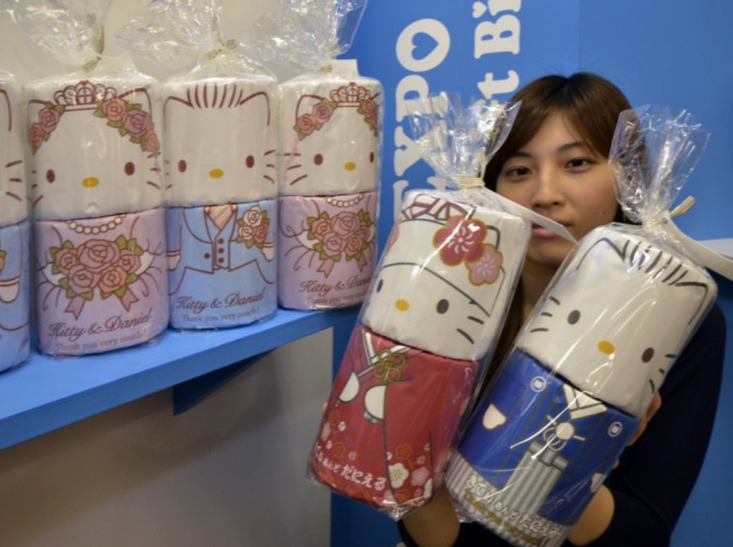 Una empleada de Sanrio muestra rollos de papel de Hello Kitty y Dear Daniel. Los productos están diseñados como un paquete novio-novia y pensados como regalos para los invitados a fiestas de casamiento.
