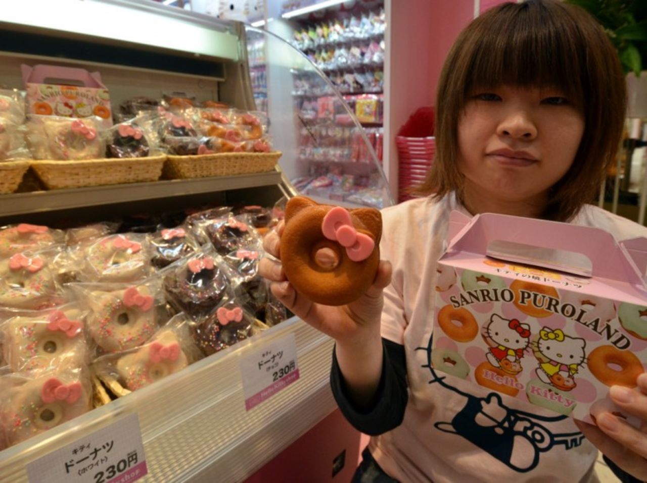 Una empleada de Kiddy Land muestra donas con la forma de Hello Kitty en Tokio en marzo de 2012.