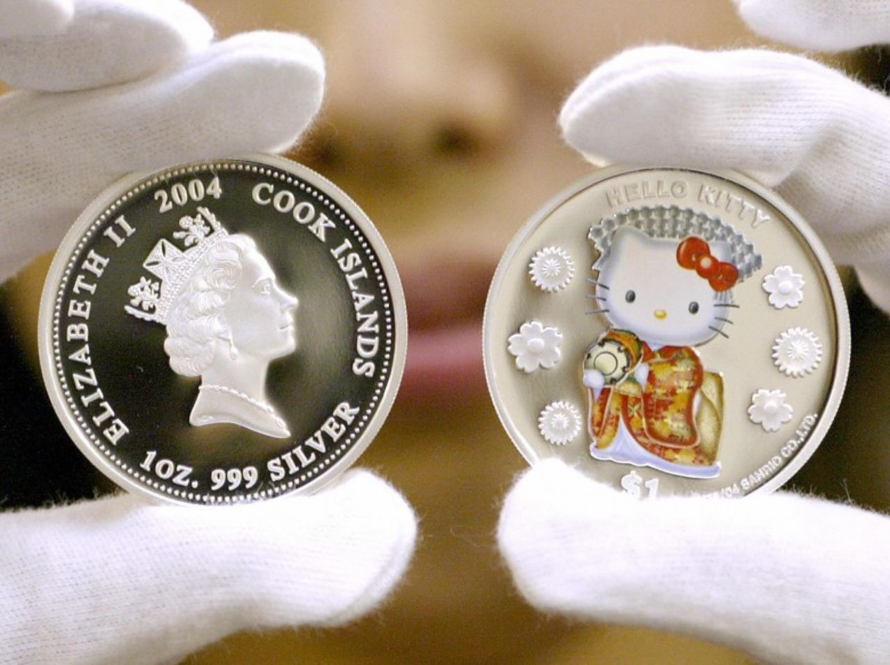 En 2004, la empresa japonesa Sanrio presentó las monedas de plata Hello Kitty, realizadas por la casa de la moneda de Australia, para celebrar los 30 años de la popular gatita.