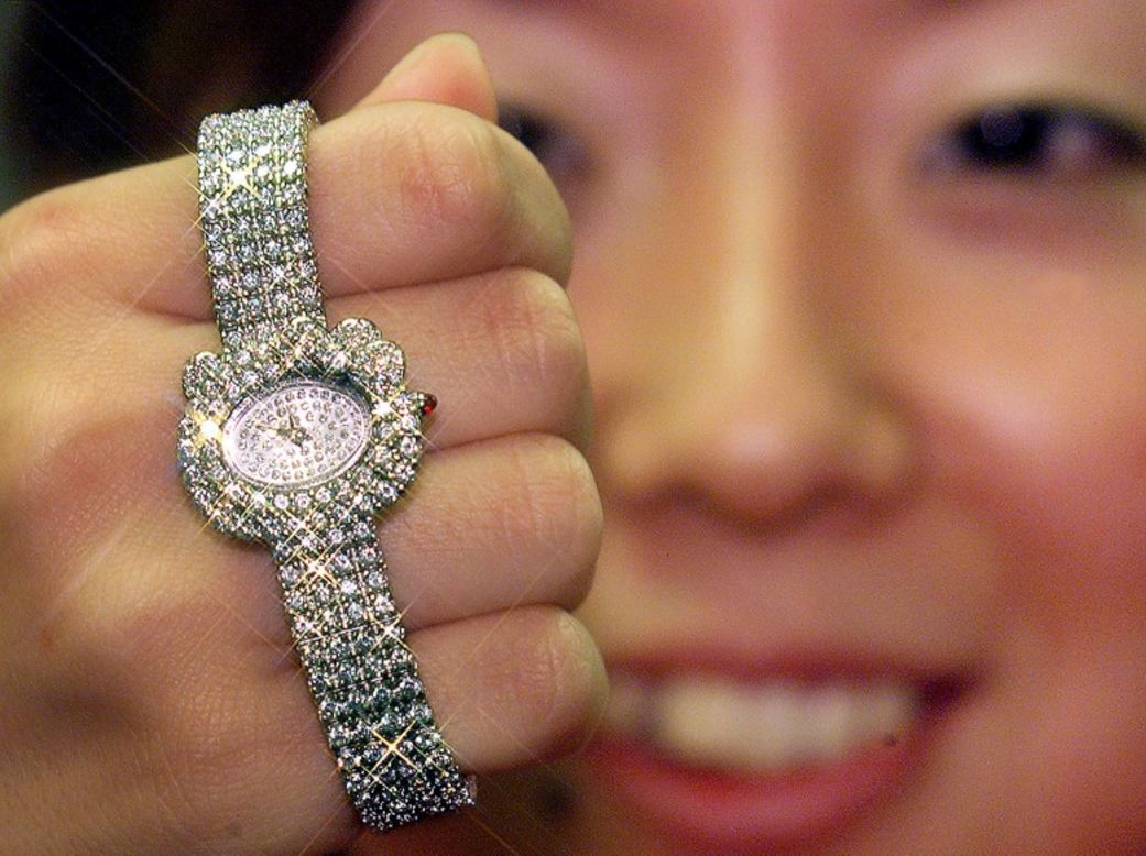 El fabricante japonés de juguetes Takara presentó un reloj Hello Kitty de lujo, valuado en 970 dólares y decorado con mil cristales Swarovski.<br />