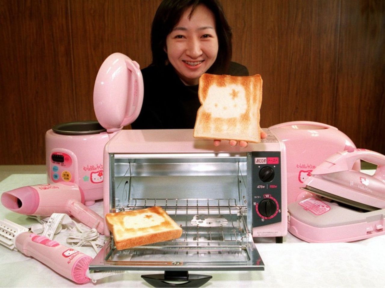 A fines de la década del 90, Sanyo distribuyó tostadoras, secadoras y planchas Hello Kitty.<br />